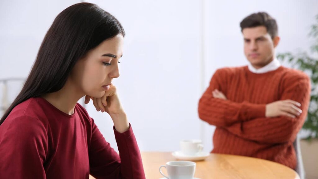 femme triste homme serieux