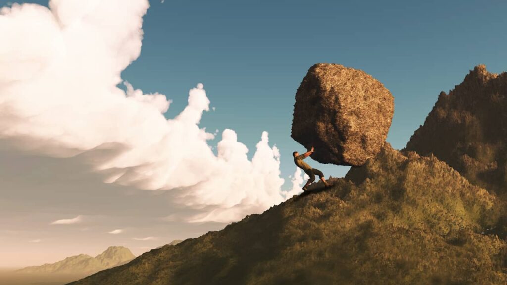 homme pousse pierre montagne