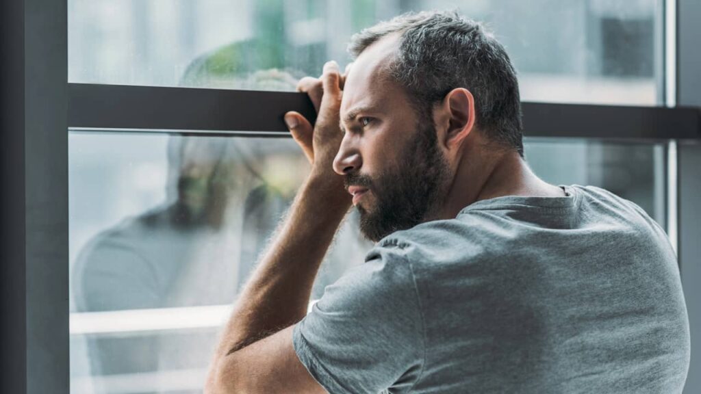 homme reflexion fenetre
