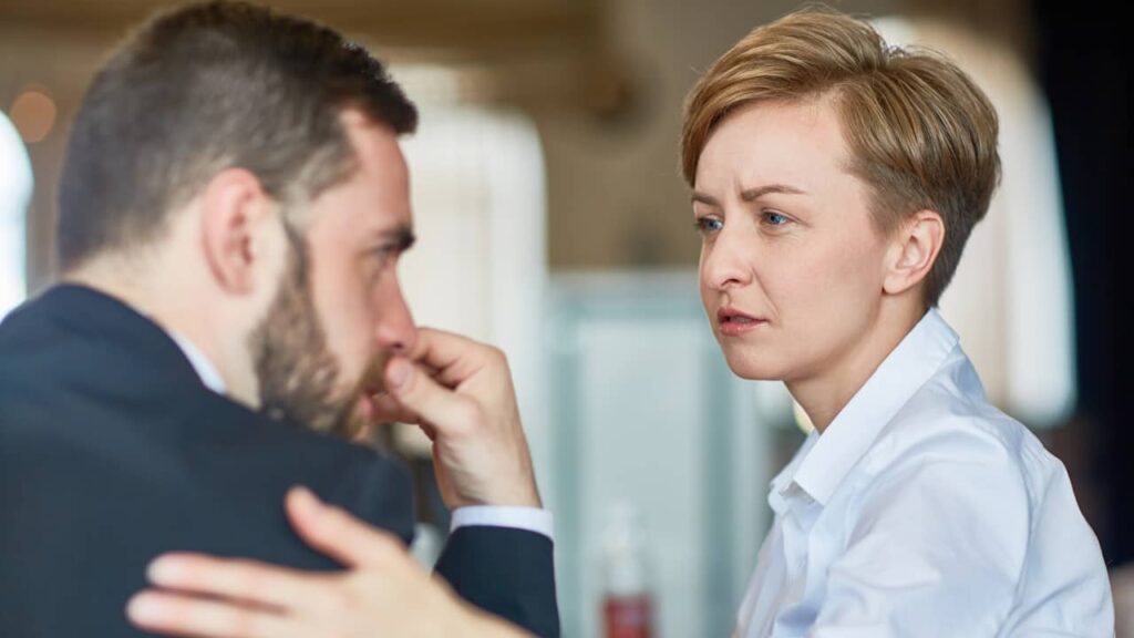 homme stressé amie soutien