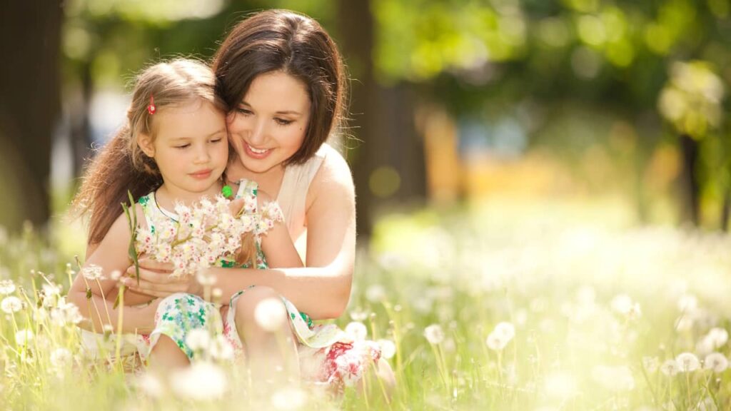 mere petite fille parc fleurs