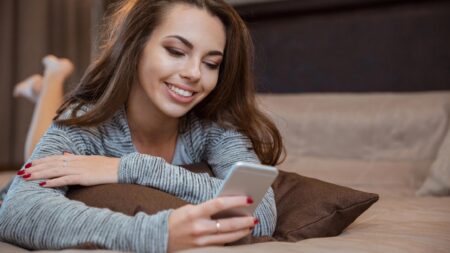 Relations parasociales : quand on tombe amoureux de quelqu’un qu’on suit Les relations parasociales tomber amoureux de quelqu’un qu’on suit