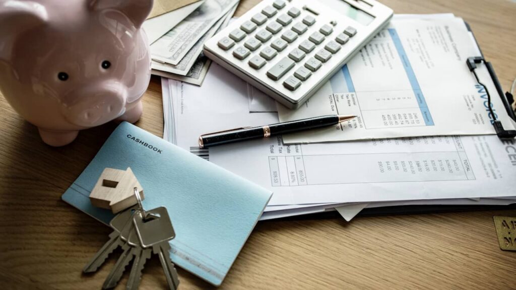 tirelire clé calculette document concept immobilier
