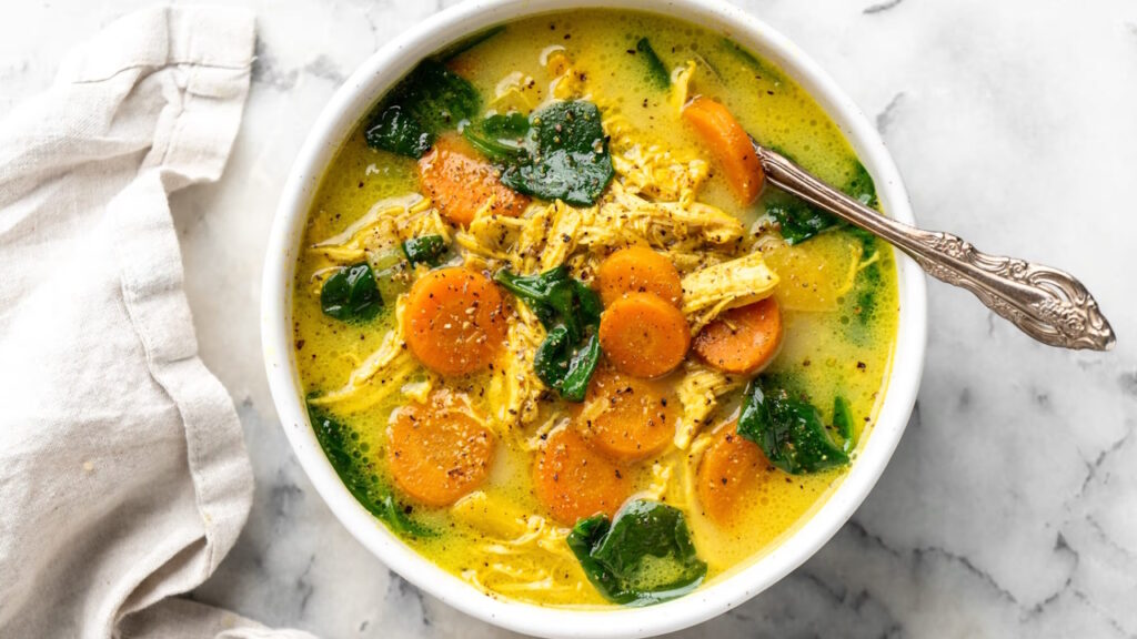 Soupe de poulet au curcuma