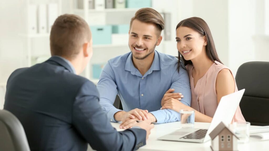 couple credit immobilier banquier