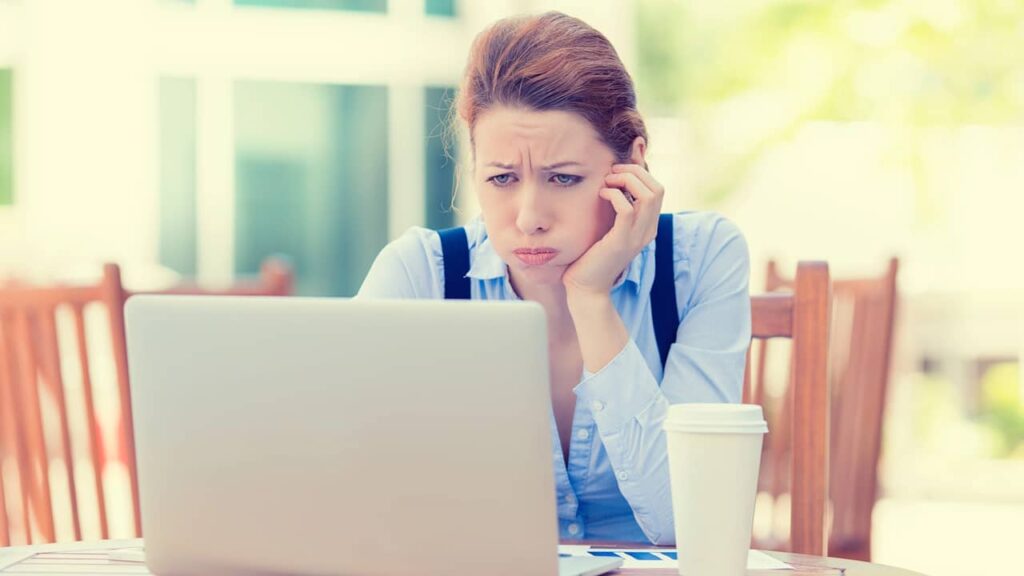 femme enervee contrarie ordinateur