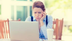 femme enervee contrarie ordinateur