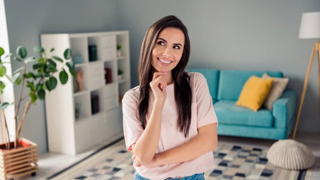 femme heureuse appartement