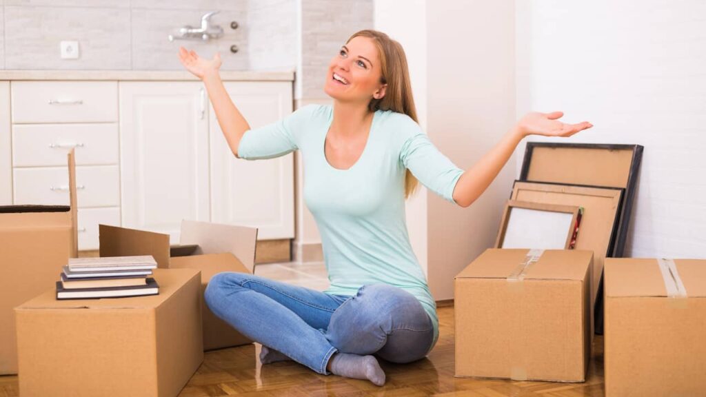 femme heureuse emmenagement appartement