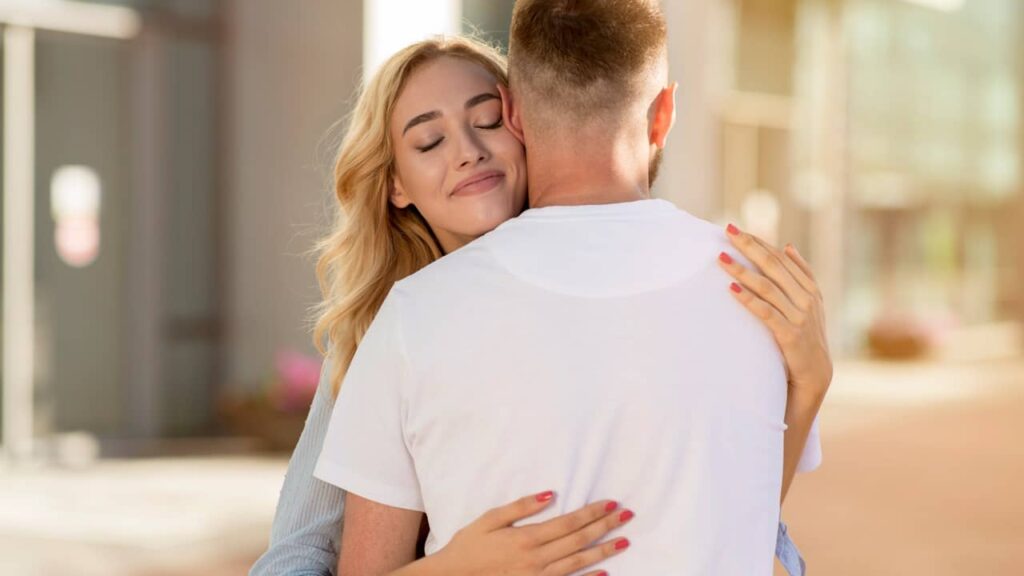 couple se serre dans les bras