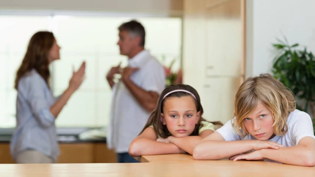 divorce conflit deux enfants tristes