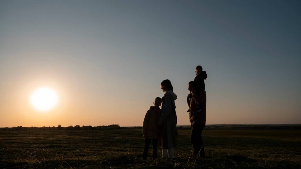 famille regarde coucher soleil