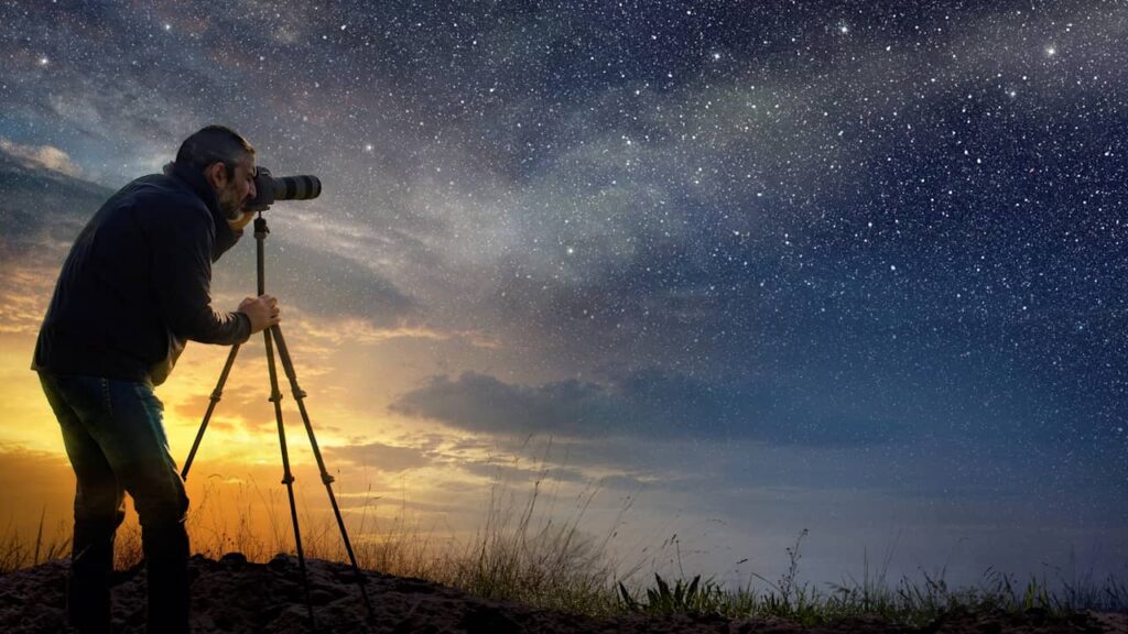 homme regarde ciel telescope