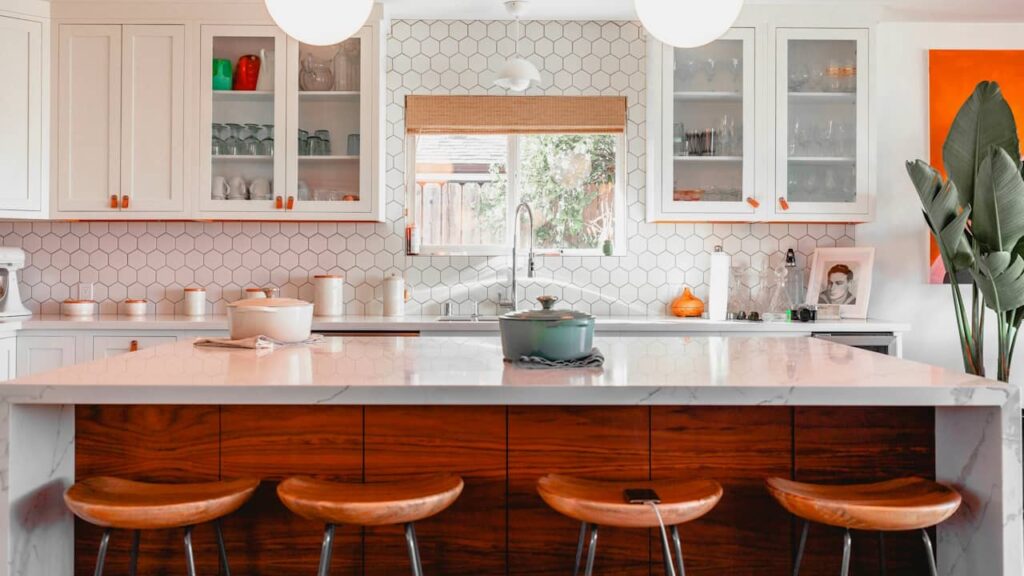 Investir dans la durée : choisir un fabricant de cuisine française pour une maison pérenne