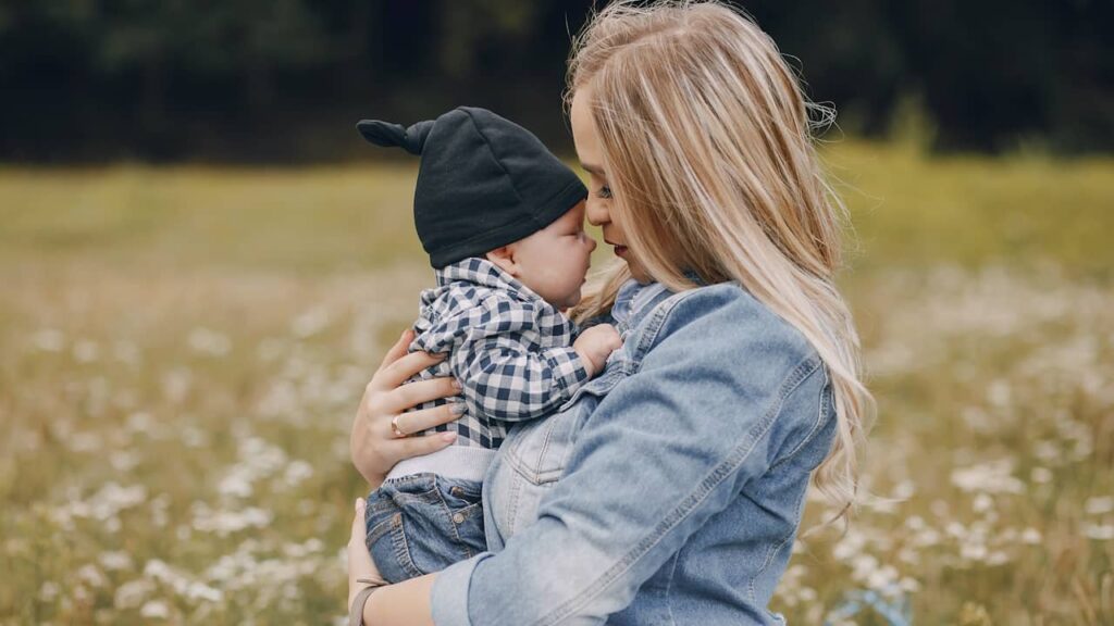 maman et son bébé dans un champ