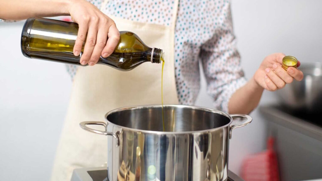 Ajouter de l’huile dans l’eau