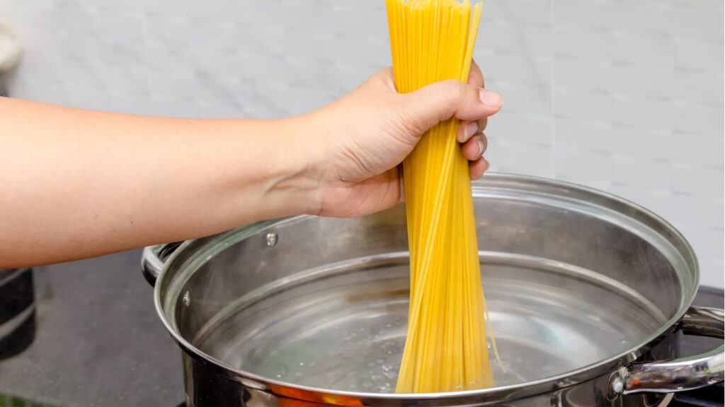 Mettre les pâtes dans l’eau avant l’ébullition