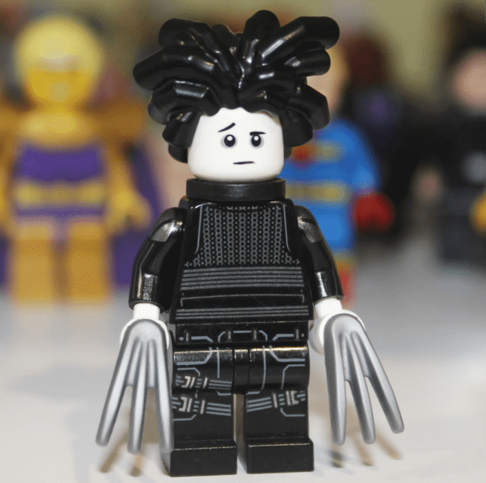 Une minifigurine Lego d'Edward Scissorhands créée à partir de pièces détournées