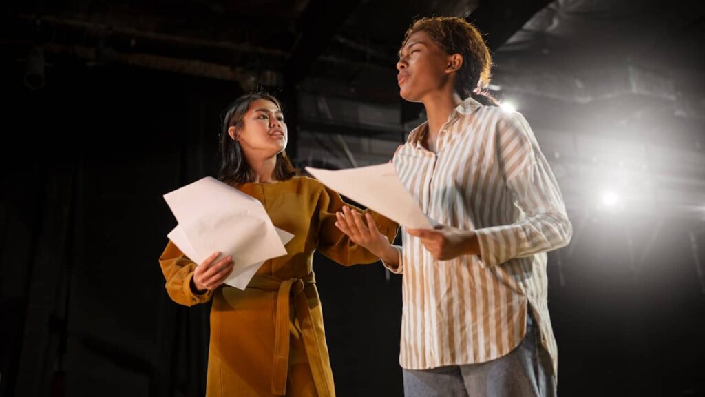 deux comediennes scene