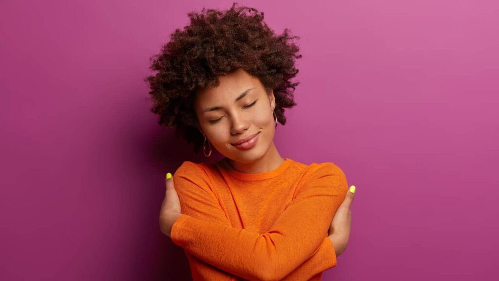 femme calin bras