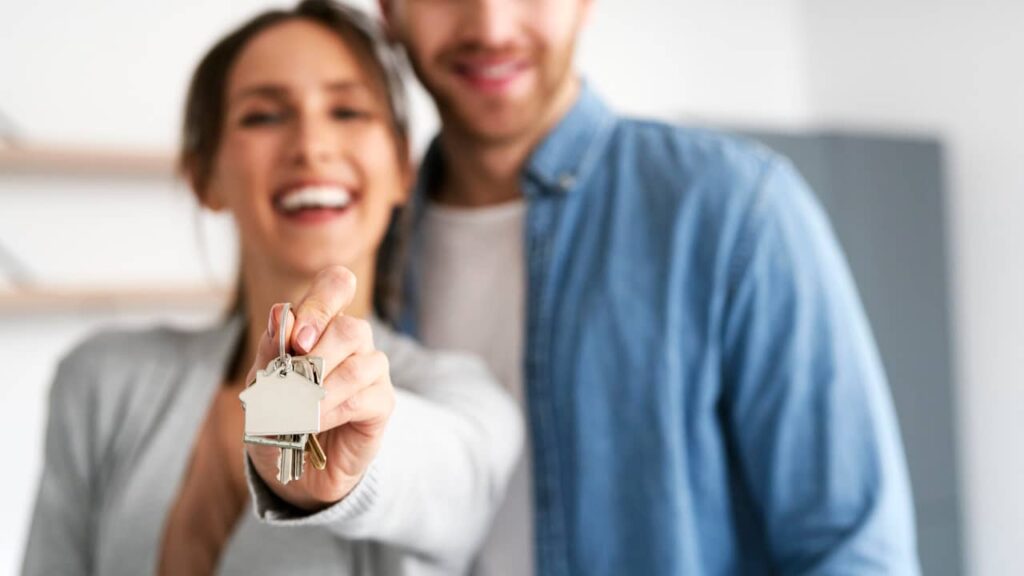 femme heureuse montre clé immobilier