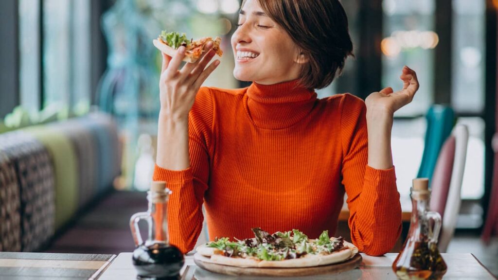 femme heureuse pizza