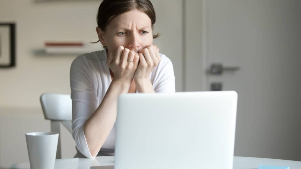 femme inquiète devant pc ordinateur