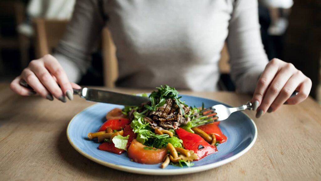 femme mange assiette