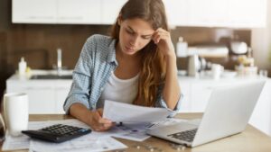 femme reflexion calcul