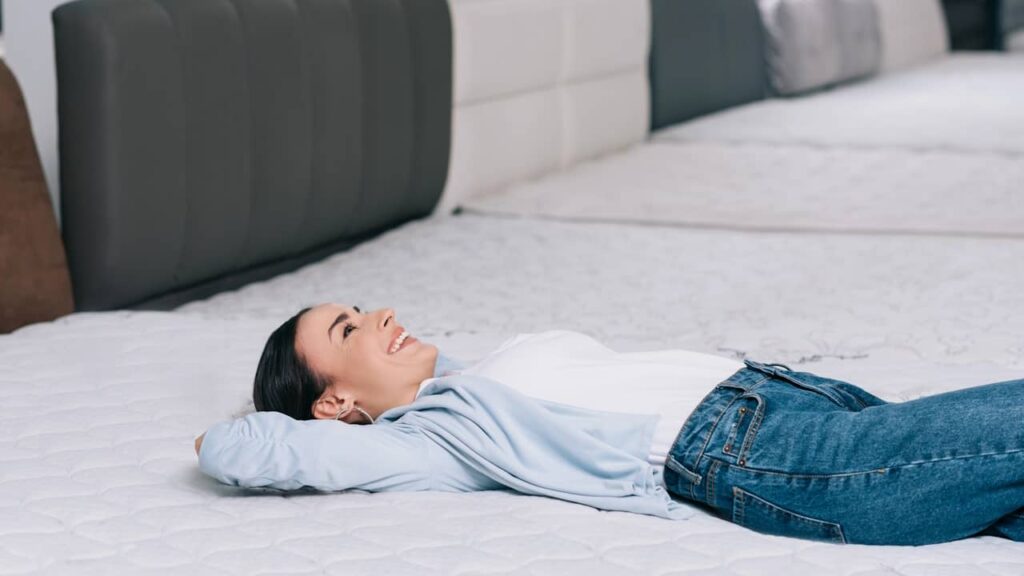 femme teste matelas