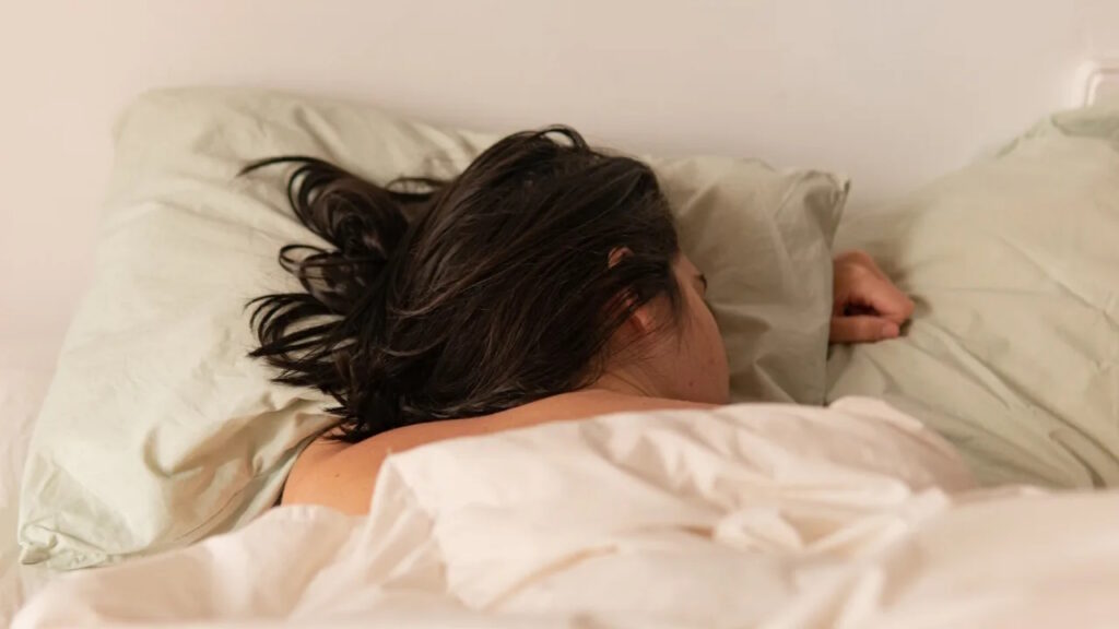 Dormir avec les cheveux mouillés