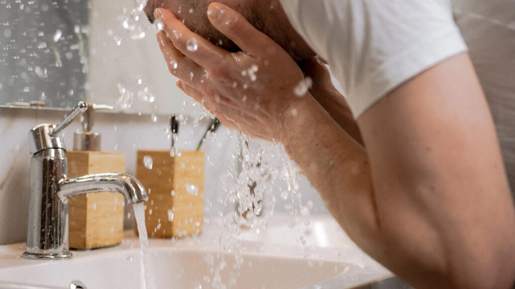Se laver trop souvent le visage avec des produits agressifs