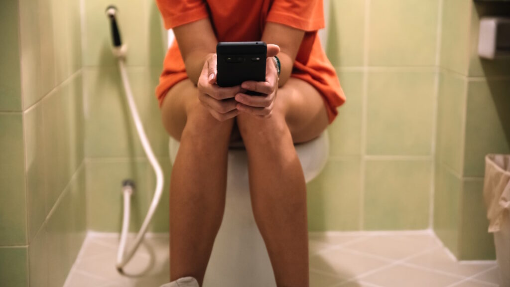 Utiliser son téléphone aux toilettes