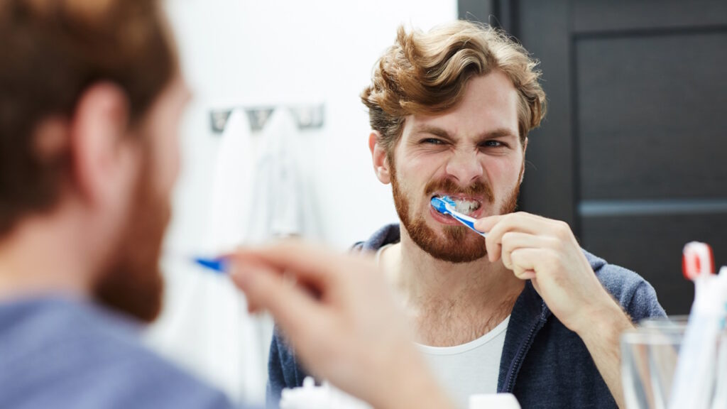 Utiliser une brosse à dents trop longtemps