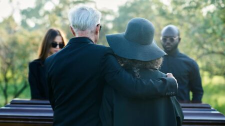 Héritage et deuil : pourquoi ces moments déclenchent (presque toujours) tensions et conflits cercueil cimetière