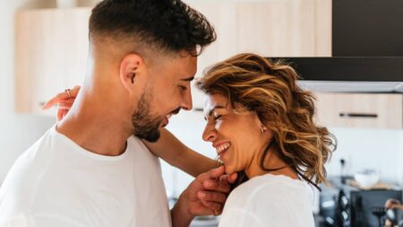 Vous tombez amoureux de la mauvaise chose… et ça peut ruiner votre relation sans que vous le réalisiez couple complicite