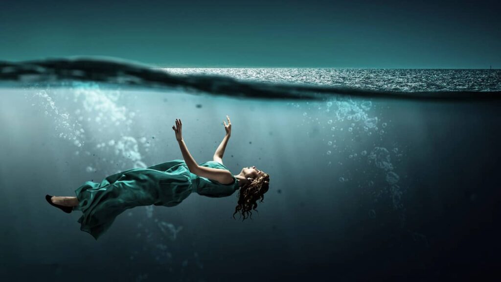 femme sous leau mer