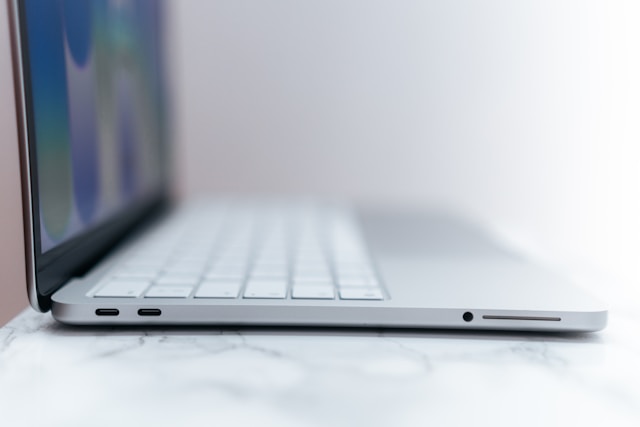 MacBook Neo connectiques