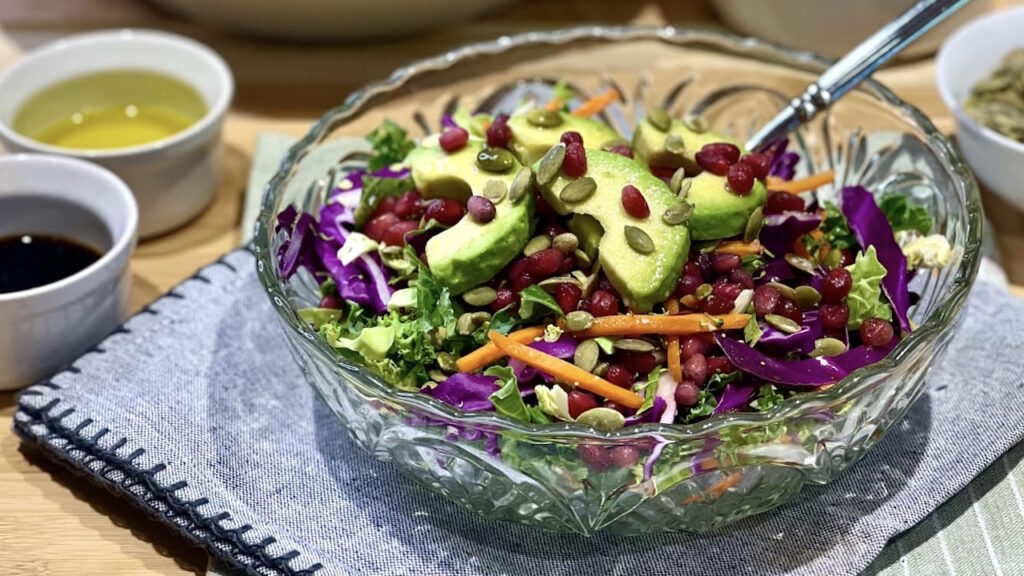 Salade de chou rouge, avocat et graines