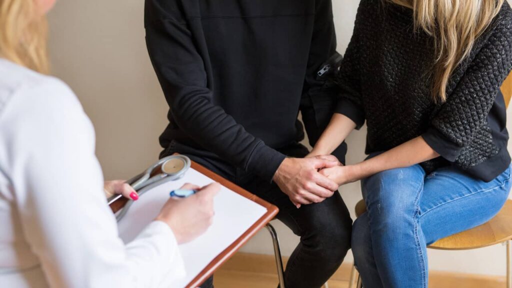 couple consultation professionnel sante