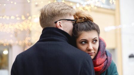 Et si vos doutes amoureux venaient davantage des normes que du manque d’attirance ? couple femme regarde ailleurs