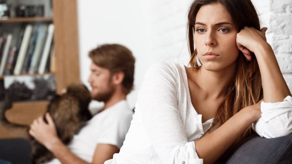 femme distante
