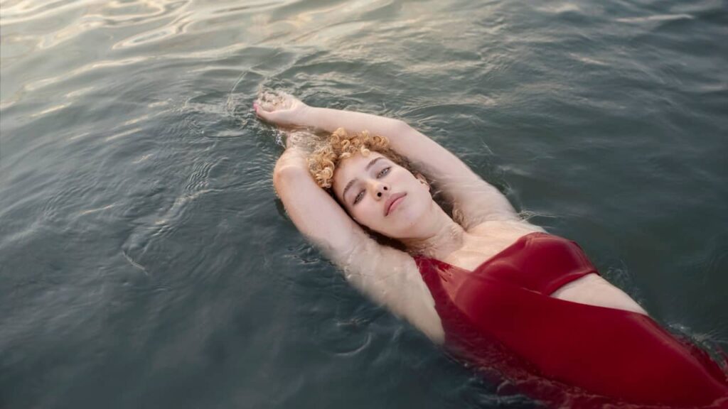 femme flotte mer