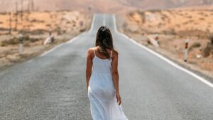femme marche longue route
