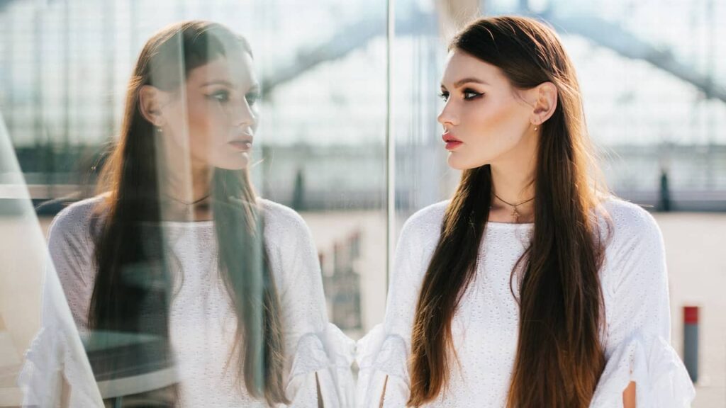 femme regarde miroir
