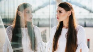 femme regarde miroir