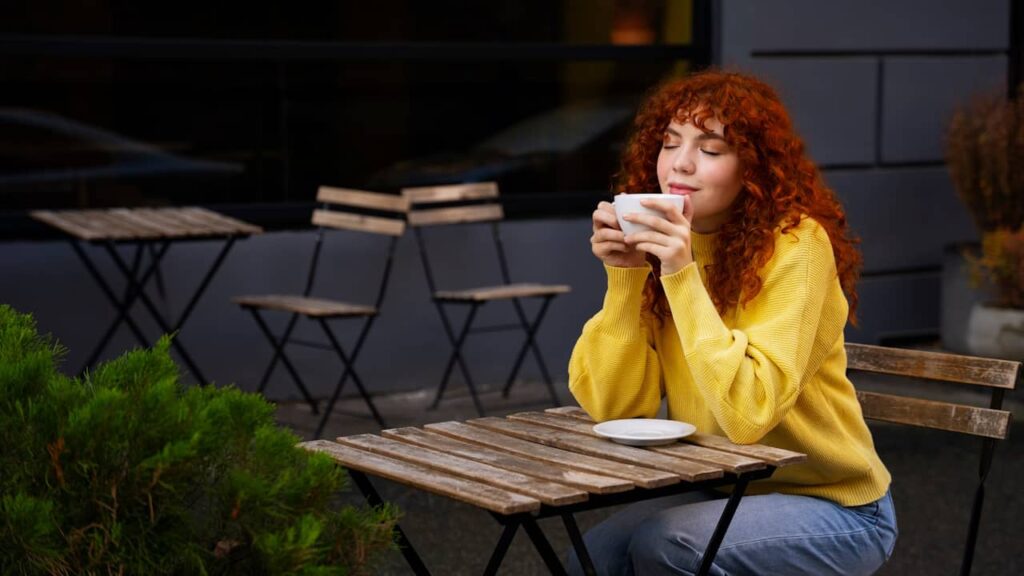 femme seule terrasse cafe