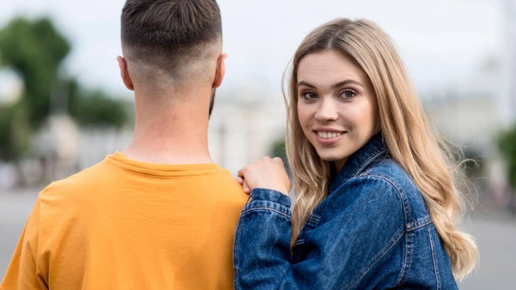 femme souriante homme dos