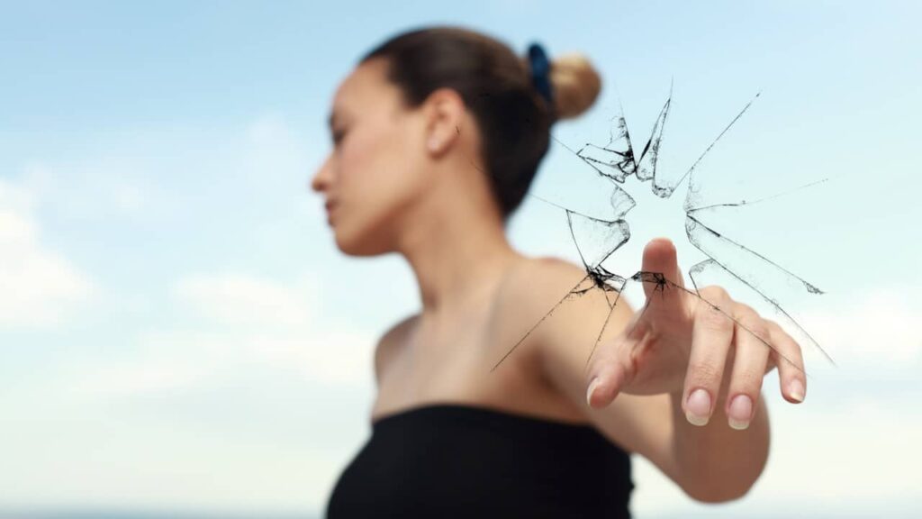 femme verre brisé
