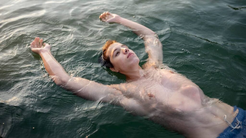 homme flotte mer